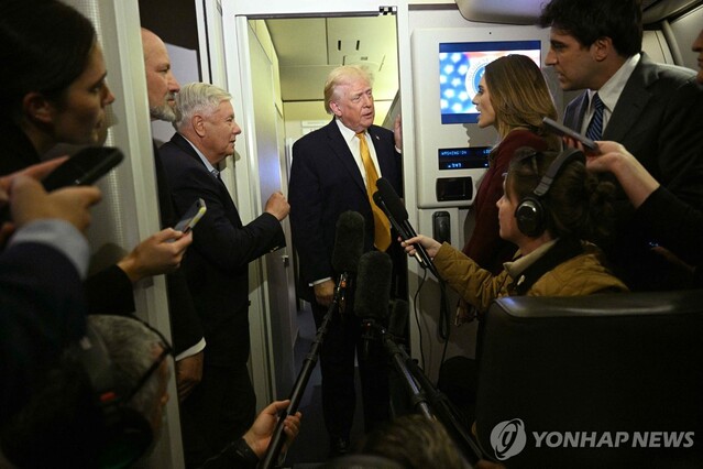 ▲ 4일(현지시각) 도널드 트럼프 미국 대통령이 전용기에서 기자들의 질문에 답하고 있다. 출처=AFPⓒ연합뉴스