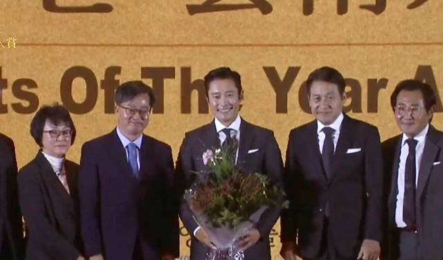 ▲ 김동연 경기도지사가 5일 자신의 SNS에 게재한 과거 고(故) 안성기 등과 함께 찍은 사진. ⓒ김동연 경기도지사 SNS