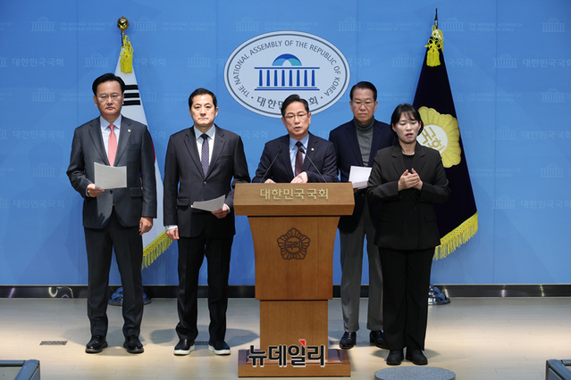 ▲ 박수영 등 국민의힘 기획재정위원회 위원들이 5일 오전 국회 소통관에서 이혜훈 기획예산처 장관 후보자 인사청문회 관련 성명 발표 기자회견을 하고 있다. ⓒ이종현 기자