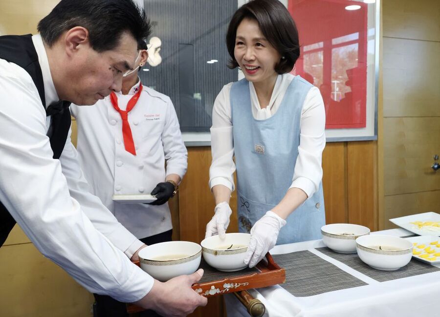 ▲ 김혜경 여사가 5일(현지 시간) 베이징 주한 한국대사관저에서 열린 한중 가교 역할 중국인 여성 초청 한식 오찬 간담회에서 참석자 떡국을 준비하고 있다. ⓒ뉴시스