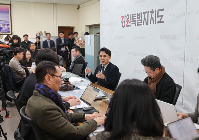 ▲ 김진태 도지사가 5일 도청 기자실에서 새해 첫 브리핑을 통해 강원특별자치도의 2026년도(병오년) 신년 화두 사자성어로 '동주공제(同舟共濟)'를 선정했다고 밝혔다. ⓒ강원특별자치도