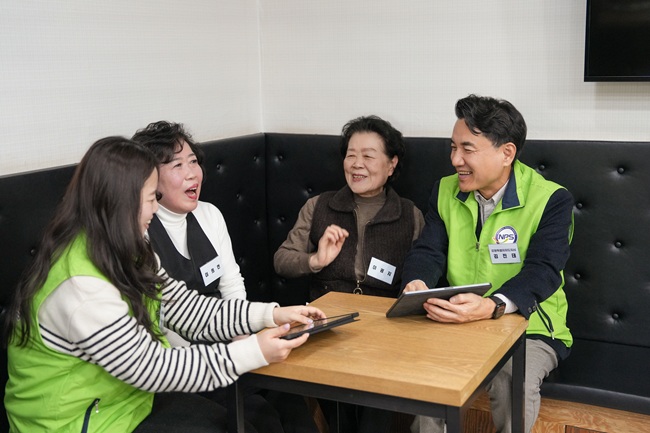 ▲ 김진태 지사는 도민공감 행정 첫 일정으로 오후 2시 30분 어르신들이 많이 찾는 춘천 지하상가 인근의 어르신 일터를 방문해 2026년도 도정 방향인 '도민공감 행정'의 첫 번째로 찾아뵙는 기초연금 서비스에 나섰다. ⓒ강원특별자치도