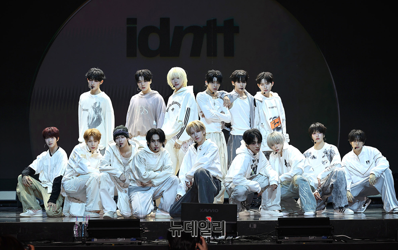 [영상] 15명 멤버가 펼치는 칼군무...idntt 예스위아로 컴백