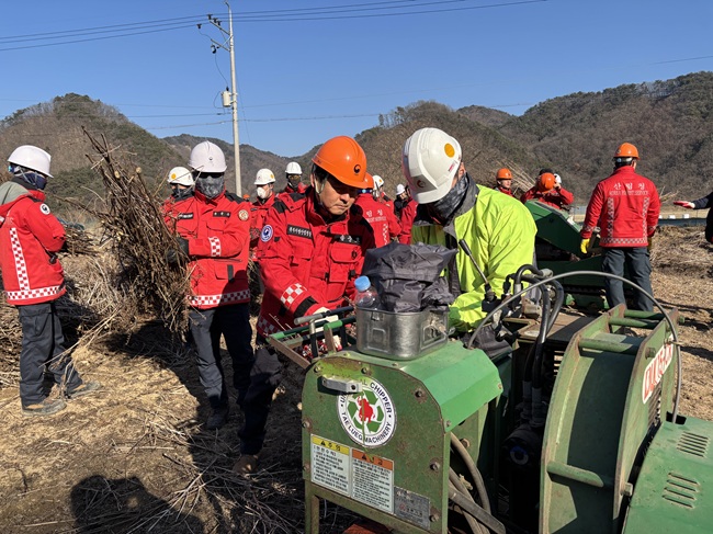 ▲ 북부지방산림청이 5일 강원 원주시 호저면에서 유관기관과 함께 산불재난 대응을 위한 총력 결의대회를 개최하고, 영농부산물 파쇄 캠페인을 실시했다. ⓒ북부지방산림청