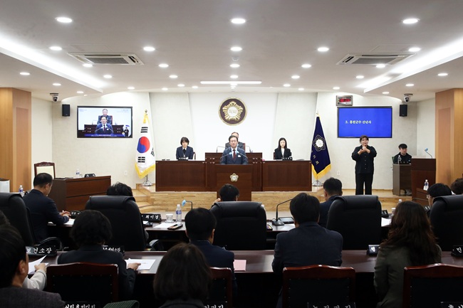 ▲ 신영재 홍천군수가 5일 홍천군의회 본회의장에서 열린 제366회 홍천군의회 임시회에 참석해 신년사를 발표했다. ⓒ홍천군