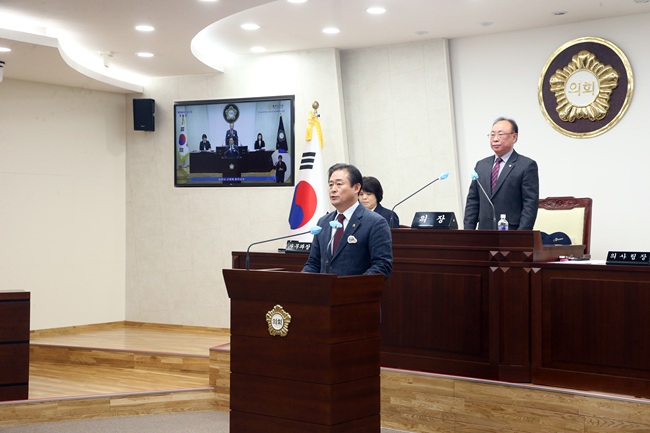 ▲ 신영재 홍천군수가 5일 홍천군의회 본회의장에서 열린 제366회 홍천군의회 임시회에 참석해 신년사를 발표했다. ⓒ홍천군