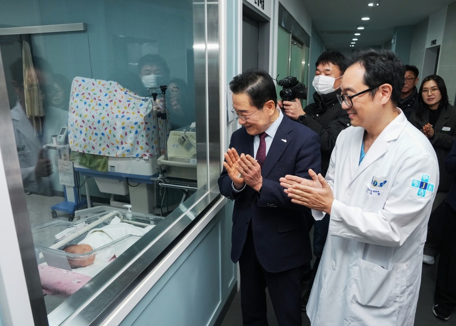 ▲ 영천시는 5일 관내 분만산부인과(영천제이병원)를 방문해 2026년 병오년 새해둥이의 탄생을 축하했다.ⓒ영천시