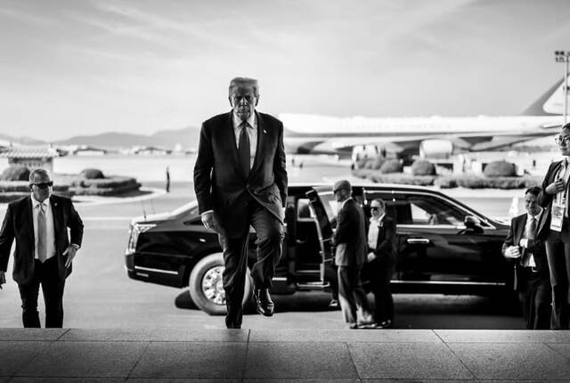 ▲ 지난해 10월 30일 부산 김해국제공항 터미널에서 촬영된 도널드 트럼프 미국 대통령의 사진.ⓒ백악관홈페이지