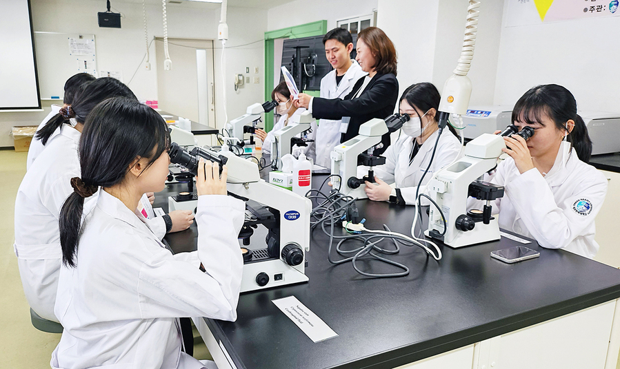 ▲ 장정현 임상병리학과장이 실습실에서 현미경을 활용한 임상병리 실습을 하고 있다.ⓒ대구한의대