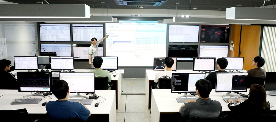 ▲ 영남이공대 사이버보안과 전두용 교수가 학생들에게 정보보안산업기사 관련 교육을 진행하고 있다.ⓒ영남이공대