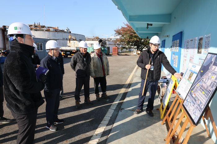▲ 김성훈(왼쪽 두번째) 인천환경공단 이사장이 가좌사업소 하수처리장 소화조 준설공사 진행상황을 살펴보고 있다. ⓒ인천환경공단 제공