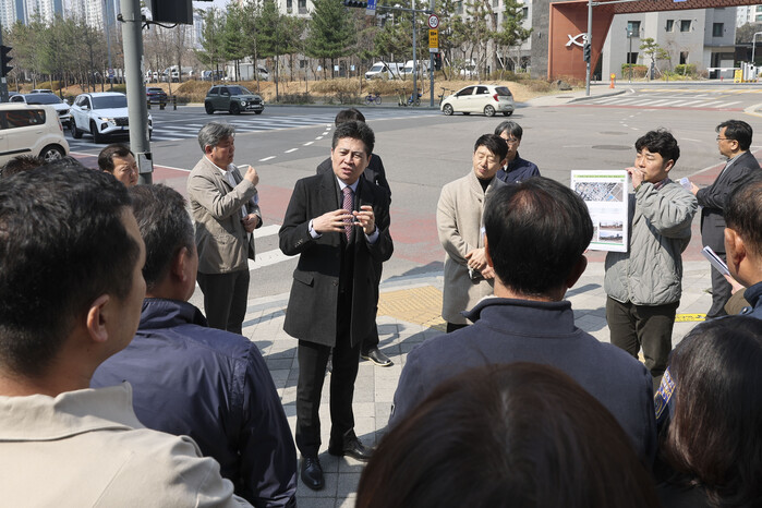 ▲ 김정헌 인천 중구청장은 지난해 3월31일부터 4월4일까지 닷새간 '희망 플러스 대화 현장 방문'을 진행했다. ⓒ인천 중구 제공