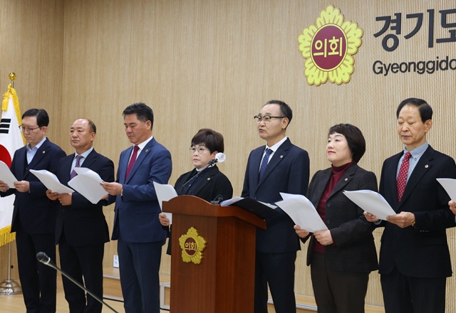 ▲ 경기도의회 용인지역구 국민의힘 도의원들이 5일 도의회에서 용인 반도체 클러스터 이전 반대 기자회견을 진행하고 있다. ⓒ경기도의회 제공