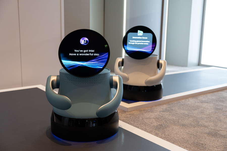 ▲ 삼성디스플레이가 5일(현지시간) 미국 라스베이거스 앙코르 앳 윈 호텔에서 'CES 2026' 미디어 초청 행사를 열고 공개한 차세대 AI 기기 콘셉트의 데모제품 'AI OLED 봇'. 가볍고 디자인 자유도가 높으며 전력 소모가 적은 OLED는 AI가 탑재된 로봇 등 차세대 AI 기기의 활용도를 높일 수 있다.ⓒ삼성디스플레이