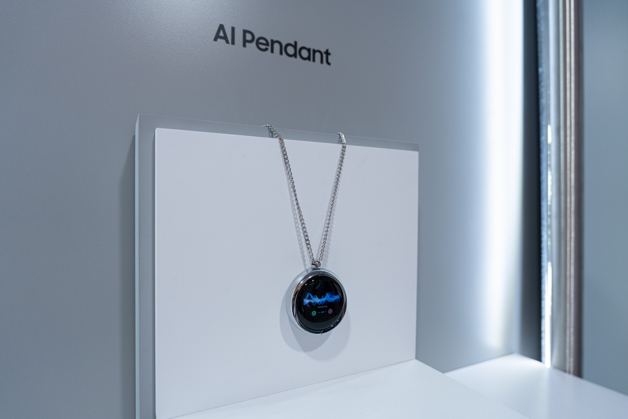 ▲ 삼성디스플레이가 5일(현지시간) 미국 라스베이거스 앙코르 앳 윈 호텔에서 'CES 2026' 미디어 초청 행사를 열고 공개한 차세대 AI 기기 콘셉트의 데모제품 'AI OLED 펜던트'. 가볍고 디자인 자유도가 높으며 전력 소모가 적은 OLED는 펜던트형 등 차세대 소형 AI 기기의 활용도를 높일 수 있다.ⓒ삼성디스플레이