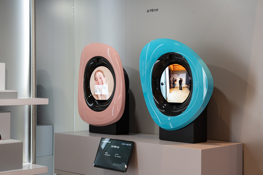 ▲ 삼성디스플레이가 5일(현지시간) 미국 라스베이거스 앙코르 앳 윈 호텔에서 'CES 2026' 미디어 초청 행사를 열고 공개한 차세대 AI 기기 콘셉트의 데모제품 'AI OLED 미러'. LCD와 달리 원형 등 다양한 형태로 제조할 수 있는 OLED는 차세대 AI 기기의 디자인 자유도를 높일 수 있다.ⓒ삼성디스플레이