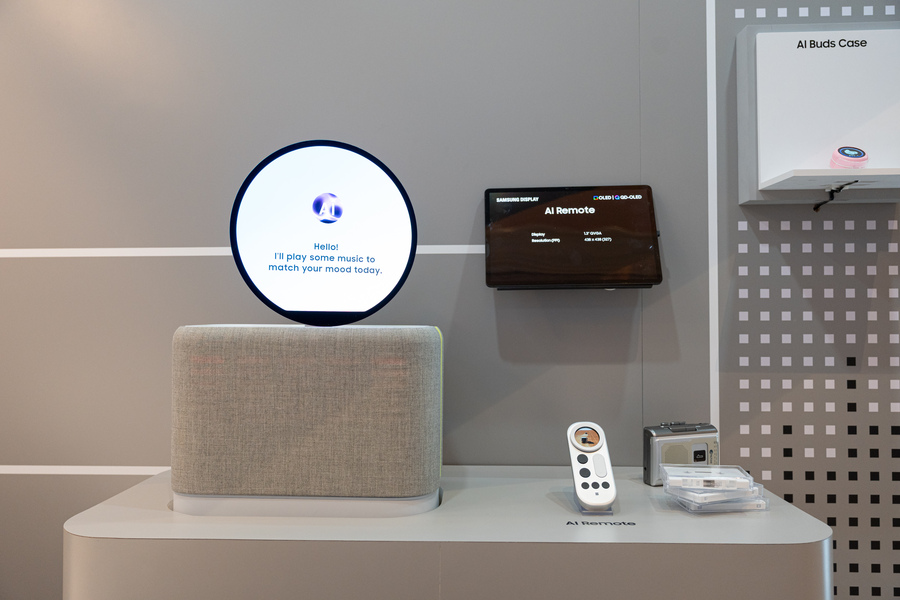 ▲ 삼성디스플레이가 5일(현지시간) 미국 라스베이거스 앙코르 앳 윈 호텔에서 'CES 2026' 미디어 초청 행사를 열고 공개한 차세대 AI 기기 콘셉트의 데모제품 'AI OLED 무드램프'. LCD와 달리 원형 등 다양한 형태로 제조할 수 있는 OLED는 차세대 AI 기기의 디자인 자유도를 높일 수 있다.ⓒ삼성디스플레이