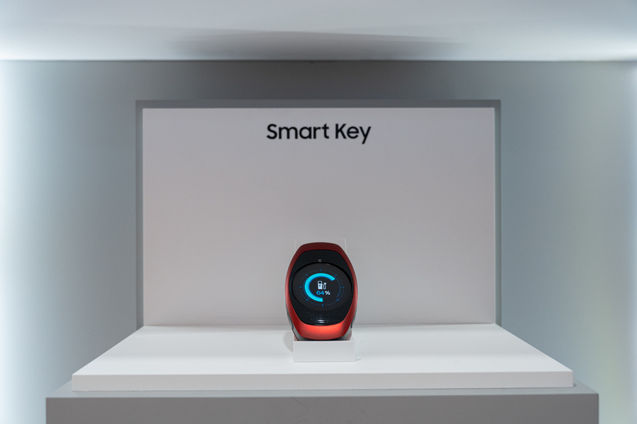 ▲ 삼성디스플레이가 5일(현지시간) 미국 라스베이거스 앙코르 앳 윈 호텔에서 'CES 2026' 미디어 초청 행사를 열고 공개한 차세대 AI 기기 콘셉트의 데모제품 'AI 스마트키'. LCD와 달리 원형 등 다양한 형태로 제조할 수 있는 OLED는 차세대 AI 기기의 디자인 자유도를 높일 수 있다.ⓒ삼성디스플레이