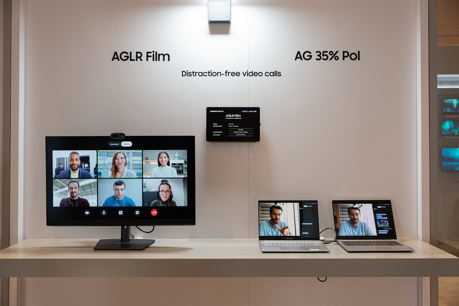 ▲ 삼성디스플레이가 5일(현지시간) 미국 라스베이거스 앙코르 앳 윈 호텔에서 'CES 2026' 미디어 초청 행사를 열고 소개한 노트북 및 모니터용 저광택(AG) 저반사(LR) 기술. 이 기술은 상대방과 화상통화할 때 자신의 모습이 디스플레이에 비춰 보이는 문제를 최소화할 수 있다.ⓒ삼성디스플레이