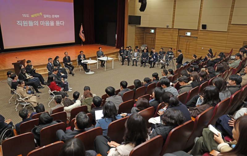 ▲ 최휘영 문화체육관광부 장관이 5일 정부세종청사 15동 대강당에서 열린 새해 첫 번째 직원과의 타운홀 미팅 '15도 삐딱하게 일하는 문체부-직원들의 마음을 듣다'에 참석해 직원들과의 대화 시간을 갖고 있다.ⓒ문체부