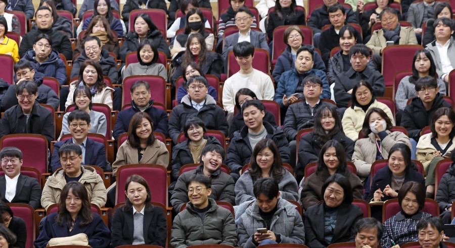 ▲ 5일 정부세종청사 15동 대강당에서 열린 새해 첫 번째 장관과 직원과의 타운홀 미팅 '15도 삐딱하게 일하는 문체부-직원들의 마음을 듣다'에 참석한 문체부 직원들이 환하게 웃고 있다.ⓒ문체부