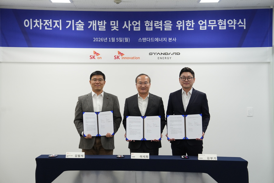 ▲ 이석희 SK온 사장(가운데), 김필석 SK이노베이션 환경과학기술원장(왼쪽)과 김부기 스탠다드에너지 대표가 5일 대전 대덕구 스탠다드에너지 본사에서 ‘이차전지 기술 개발 및 사업 협력을 위한 업무협약식’ 체결 후 기념 촬영을 하고 있다.ⓒSK온