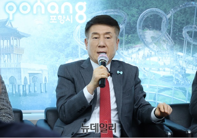 ▲ 이강덕 포항시장이 5일 오후 포항시청 브리핑룸에서 기자간담회를 갖고 있다.ⓒ뉴데일리