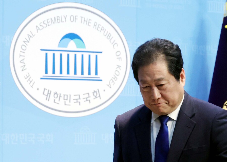 ▲ 유동철 더불어민주당 최고위원 보궐선거 후보가 6일 오전 서울 여의도 국회 소통관에서 사퇴 기자회견을 마치고 밖으로 나서고 있다. ⓒ뉴시스