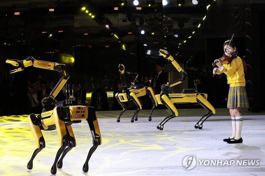 ▲ 사족보행 반려로봇 '스팟'과 바이올린 연주 공연ⓒ연합뉴스