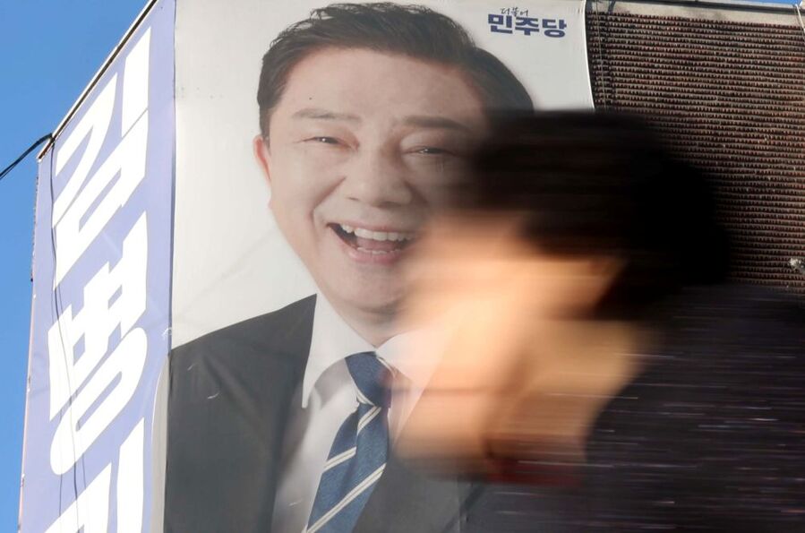 ▲ 5일 오후 서울 동작구 김병기 더불어민주당 전 원내대표의 지역사무실 앞을 지역 주민들이 지나가고 있다. 이날 김 전 원내대표는 ‘공천 헌금’ 관련 의혹에 대해 