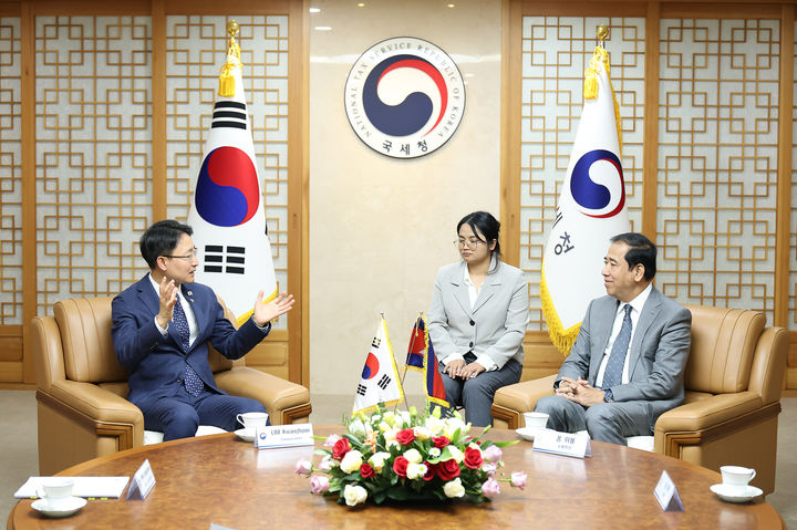 ▲ 임광현 국세청장이 5일 서울 종로구 서울지방국세청에서 열린 한·캄보디아 국세청장 회의에서 꽁 위볼 캄보디아 국세청장과 대화를 나누고 있다.ⓒ국세청