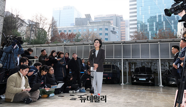 ▲ 이혜훈 기획예산처 장관 후보자가 지난달 29일 서울 중구 예금보험공사에 마련된 인사청문회 준비 사무실로 출근하며 입장을 밝히고 있다. ⓒ서성진 기자