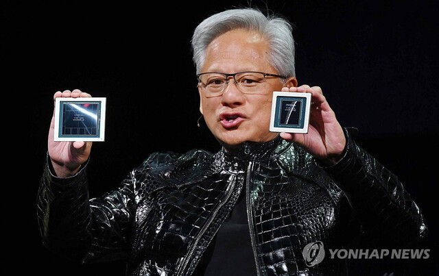 ▲ 젠슨 황 엔비디아 CEO가 5일(현지시각) 미국 네바다주 라스베이거스 퐁텐블로 호텔에서 열린 엔비디아 'CES 2026' 기조연설에서 차세대 그래픽처리장치(GPU) 루빈을 선보이고 있다.ⓒ연합뉴스