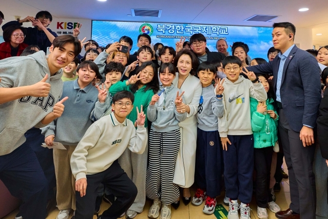 ▲ 김혜경 여사가 6일(현지 시간) 베이징에 위치한 북경한국국제학교를 방문해 학생들과 기념촬영을 하고 있다. ⓒ공동취재/뉴시스