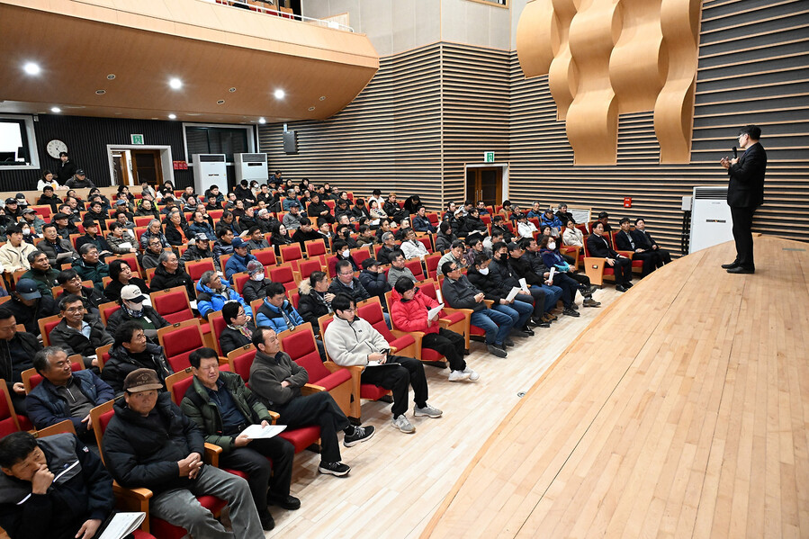 ▲ 평창군이 외국인 계절근로자의 인권 보호와 건전한 고용 문화 정착을 위해 6일 평창문화예술회관 대공연장에서 '2026년 외국인 계절근로자 고용 농가 교육'을 실시했다.  ⓒ평창군