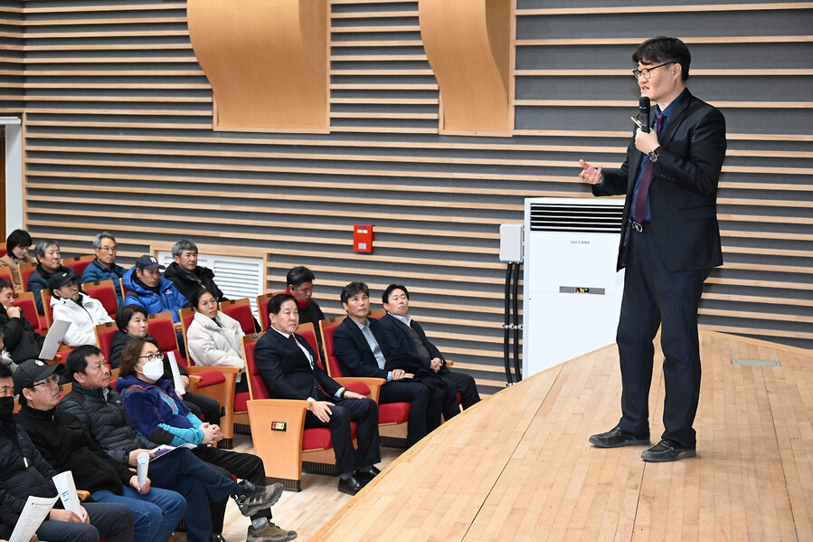 ▲ 평창군이 외국인 계절근로자의 인권 보호와 건전한 고용 문화 정착을 위해 6일 평창문화예술회관 대공연장에서 '2026년 외국인 계절근로자 고용 농가 교육'을 실시했다. ⓒ평창군