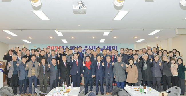 ▲ 강원 횡성군이 6일 향교웨딩홀에서 병오년(丙午年) 기관·단체 간 협력과 화합 증진을 위해 김명기 횡성군수를 비롯한 JCI, 유관기관 및 각급 사회단체 등 200명이 참석한 가운데 신년교례회를 가졌다. ⓒ횡성군