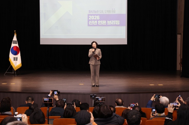 ▲ 2026년 새해를 맞아 언론브리핑을 하고 있는 김보라 시장ⓒ안성시 제공