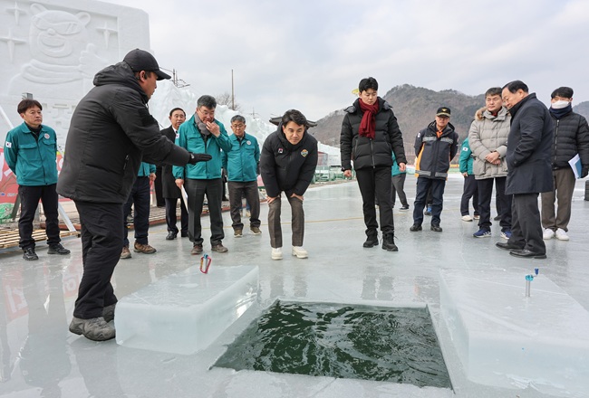 ▲ 김진태 강원특별자치도지사는 한기호 국회의원, 화천군, 경찰·소방 등 관계기관과 함께 토요일 개막을 앞둔 화천 산천어축제장을 방문해 축제장 안전 대책과 현장 관리 실태 등을 점검했다. ⓒ강원특별자치도