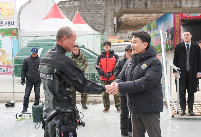 ▲ 김진태 강원특별자치도지사는 한기호 국회의원, 화천군, 경찰·소방 등 관계기관과 함께 토요일 개막을 앞둔 화천 산천어축제장을 방문해 축제장 안전 대책과 현장 관리 실태 등을 점검했다. ⓒ강원특별자치도