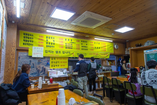 ▲ 모양도 예쁘고 소화도 잘되는 삼색면 ‘안산 이조칼국수’ⓒ경기관광공사 제공