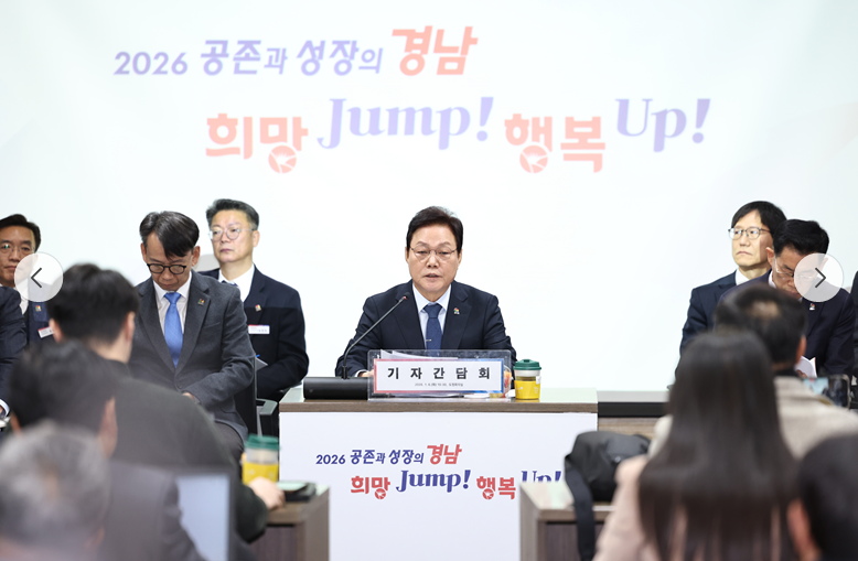 ▲ 6일 경남도청에서 열린 신년 기자간담회에서 박완수 경남도지사(가운데)가 취재진의 질문에 답하고 있다.ⓒ경남도