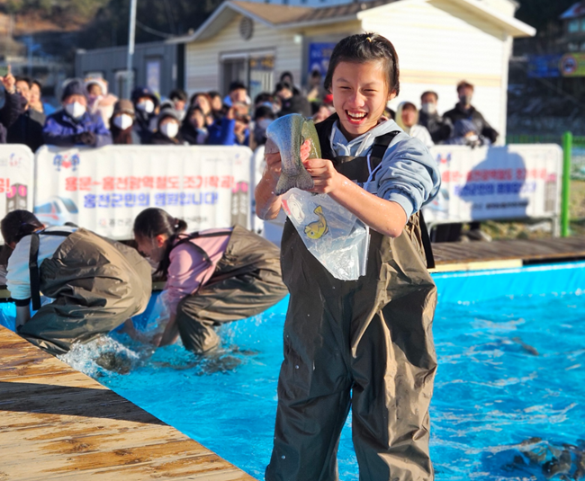 ▲ 2025년 홍천강 꽁꽁축제 모습. ⓒ홍천군