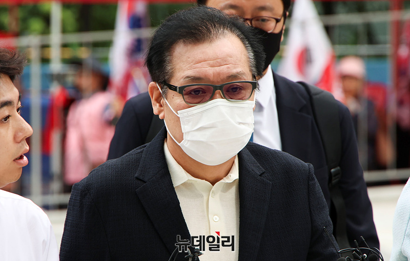 ▲ '통일교·공천 청탁' 의혹을 받고 있는 건진법사 전성배씨가 지난해 8월 18일 오전 서울 종로구에 마련된 김건희 특검팀(특별검사 민중기) 사무실에 출석하고 있다. ⓒ서성진 기자