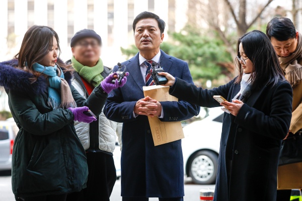 ▲ 김태우 전 강서구청장이 6일 서울 마포구 서울경찰청 공공범죄수사대에서 고발인 조사를 받기 위해 출석하며 취재진 질문에 답하고 있다. ⓒ 뉴시스