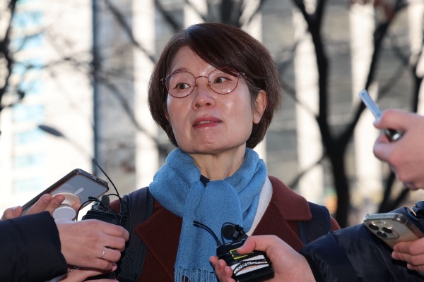 ▲ 남규선 전 국가인권위원회 상임위원이 6일 오전 서울 서대문구 경찰청 특수본 사무실에 참고인 조사를 위해 출석하며 취재진 질의에 답하고 있다.ⓒ뉴시스