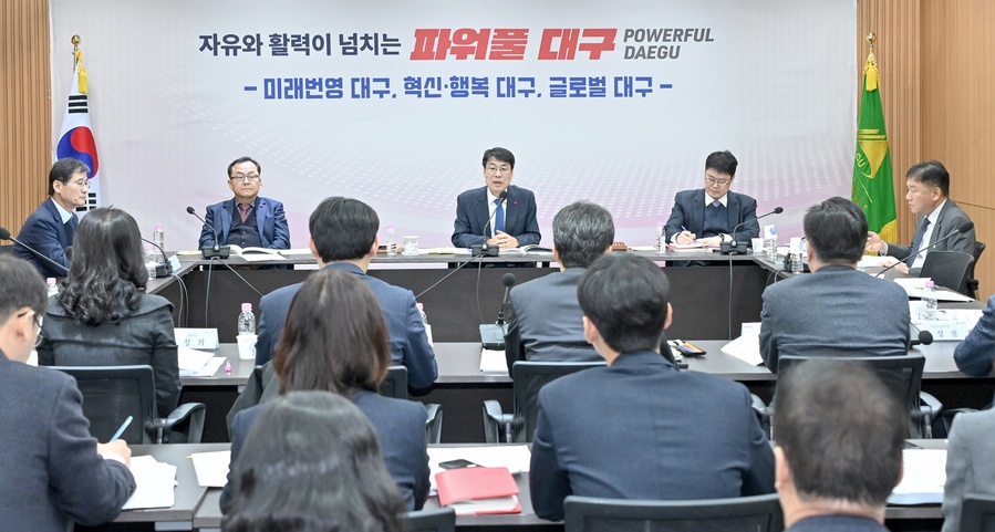 ▲ 경제국은 1월 5일 오후 1시 30분, 동인청사에서 민생경제 회복과 기업 성장동력 확보를 통해 2026년을 지역경제가 반등하는 한해로 만들겠다는 목표로 업무보고를 진행했다.ⓒ대구시