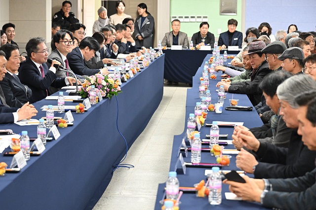 ▲ 군위군은 2026년 병오년 새해를 맞아 6일 소보면을 방문해 주민과 신년 인사를 나누고 군정 발전방안에 대한 다양한 의견을 교환하는 소통의 시간을 갖고 있다.ⓒ군위군