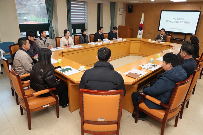 ▲ 김진태 강원특별자치도지사가 6일 춘천 신북읍에 위치한 강원특별자치도농업기술원 미래농업교육원을 방문해 교육 운영 현황을 살피고 미래 농업을 이끌 인재 양성 방안을 점검했다. ⓒ강원특별자치도