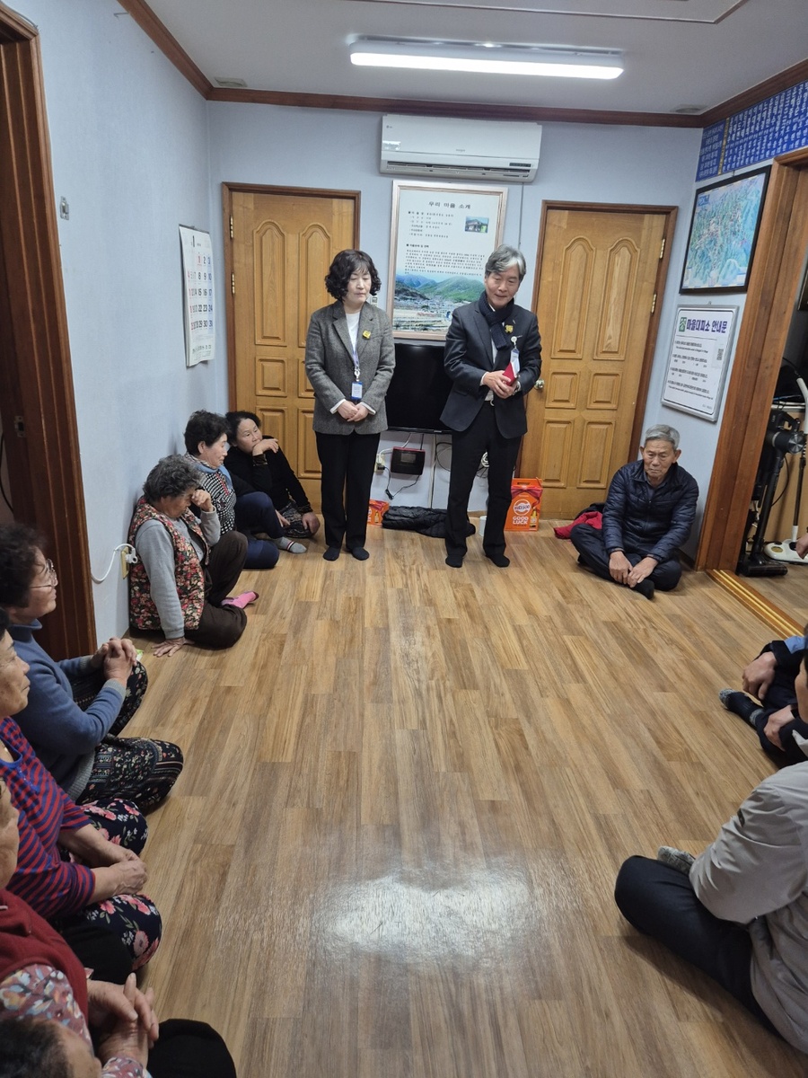 ▲ 청도군(군수 김하수) 금천면은 새해 들어 관내 경로당 30곳을 차례로 방문해 겨울철 어르신들의 안부를 살피고, 생활 속 애로사항을 청취하는 한편 군정 활동을 홍보하는 시간을 가졌다(금천면 김전1리 경로당).ⓒ청도군